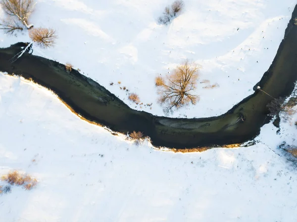Survoler une petite rivière. Paysage vue aérienne — Photo