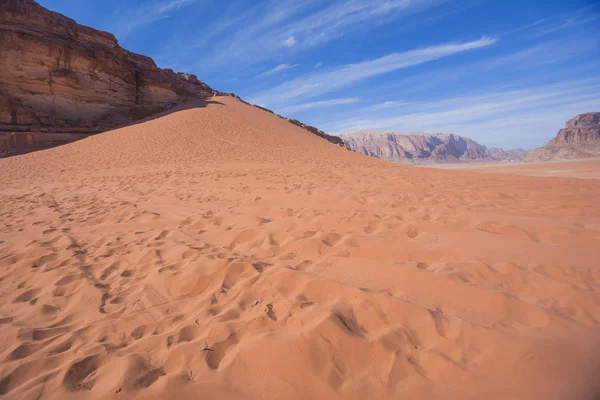Vörös homok dűne. Jordan táj. Wadi Ram sivatagban. — Stock Fotó