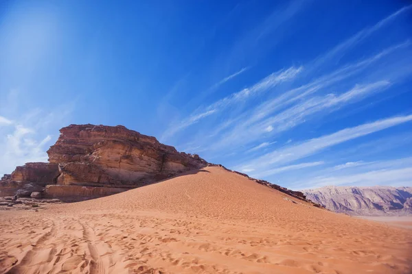 Vörös homok dűne, Wadi Ram. Jordánia sivatagi táj — Stock Fotó