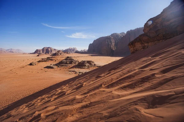 Jordania paisaje. Duna en el desierto de Wadi Ram . — Foto de Stock