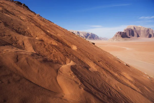 Jordan krajobraz. Wydmy pustyni Wadi Ram. — Zdjęcie stockowe