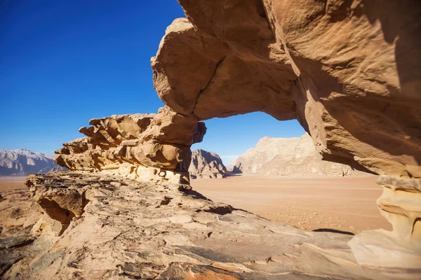 Wadi Ram puente de piedra del desierto. Jordania paisaje. Arco de roca . — Foto de Stock