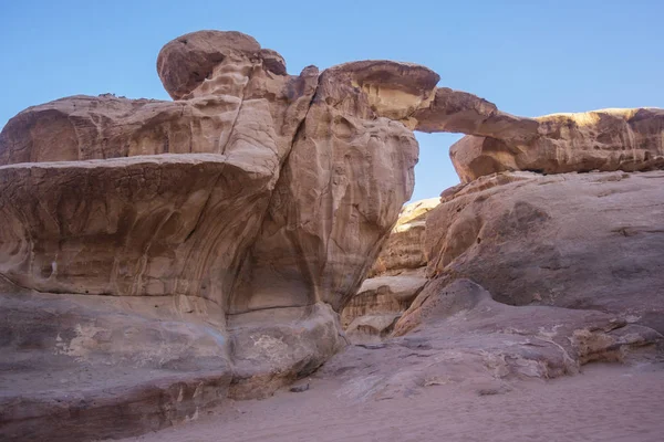 Wadi Ram öken stenbro. Jordan landskap. Rock arch. — Stockfoto