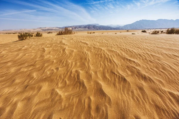 Jordan krajina. Písečné duny. Poušť Wádí Araba. — Stock fotografie