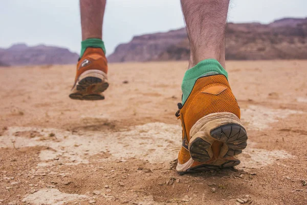 Pés de sapatos. Wadi Ram deserto na Jordânia — Fotografia de Stock