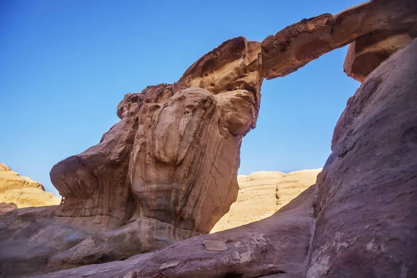 Wadi Ram woestijn. Rock arch. Stenen brug. Jordanië landmark — Stockfoto