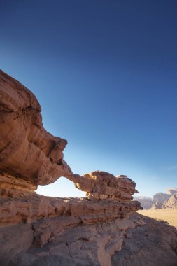 Wadi Ram çöl. Taş kemer. Taş köprü. Jordan Simgesel Yapı