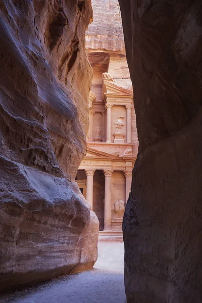 Sik Canyon. Treasury in Petra. Jordan landmark — Stock Photo, Image