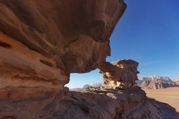 Wadi Ram Deser. Arco de roca. Puente de piedra. Jordania hito — Foto de Stock