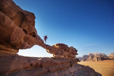 Turist kayanın üzerine. Wadi Ram çöl. Taş köprü. Jordan manzara