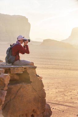 Turist kayanın üzerine. Wadi Ram çöl. Jordan manzara