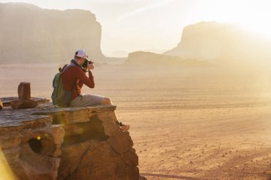 Turist kayanın üzerine. Wadi Ram çöl. Jordan manzara