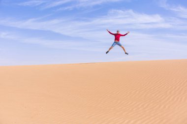 Turist Wadi Araba çöl, kumul üzerinde Jordan atlar.