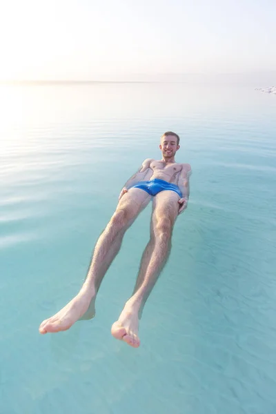 Le touriste nage en Mer Morte. Jordanie — Photo