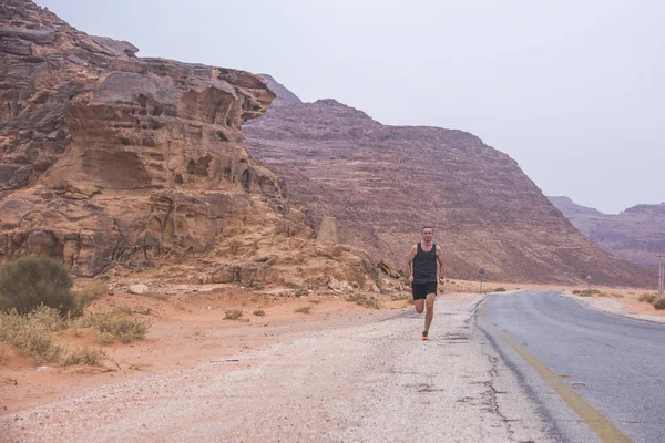 Homem correndo no deserto de Wadi Rum, Jordânia — Fotografia de Stock