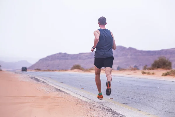 Homem correndo no deserto de Wadi Rum, Jordânia — Fotografia de Stock