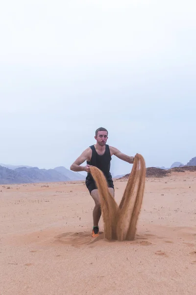 Turista no deserto de Wadi Rum, Jordânia — Fotografia de Stock