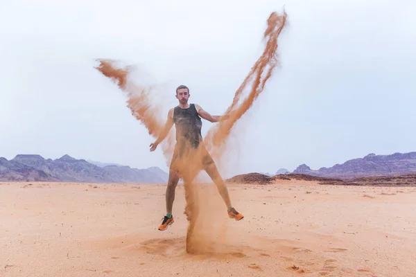 Turista no deserto de Wadi Rum, Jordânia — Fotografia de Stock