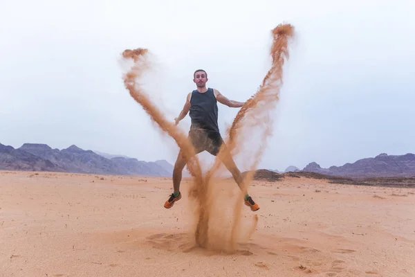 Toerist in de woestijn van Wadi Rum, Jordanië — Stockfoto