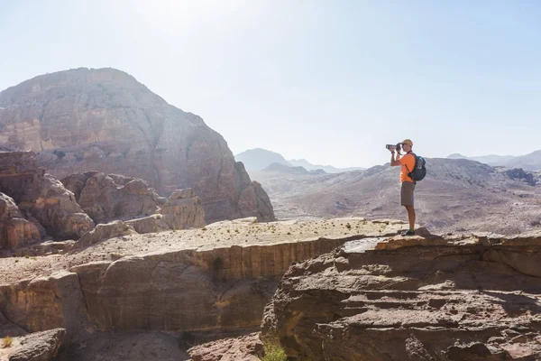 Tourist on rock in Petra. Jordan landscape — Stock Photo, Image