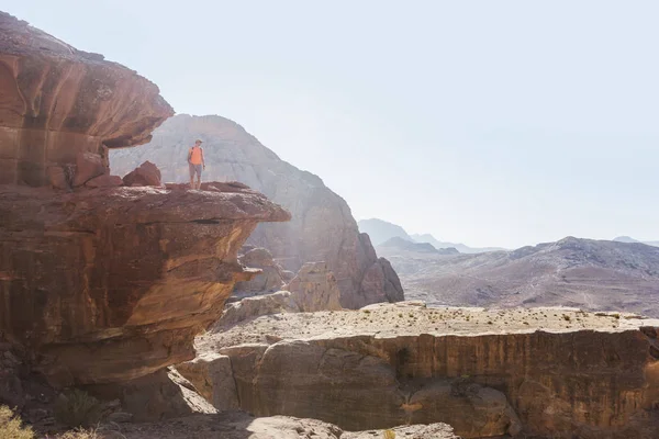 Turysta na skale w Petra. Jordan krajobraz — Zdjęcie stockowe