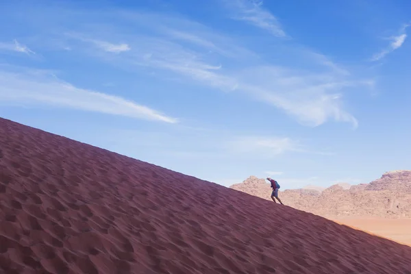 Człowiek podbiega wydmy pustyni Wadi Rum, Jordania — Zdjęcie stockowe