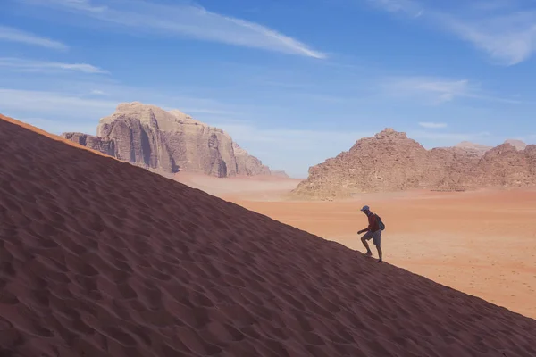 Człowiek podbiega wydmy pustyni Wadi Rum, Jordania — Zdjęcie stockowe