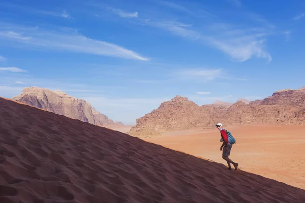 Człowiek podbiega wydmy pustyni Wadi Rum, Jordania — Zdjęcie stockowe