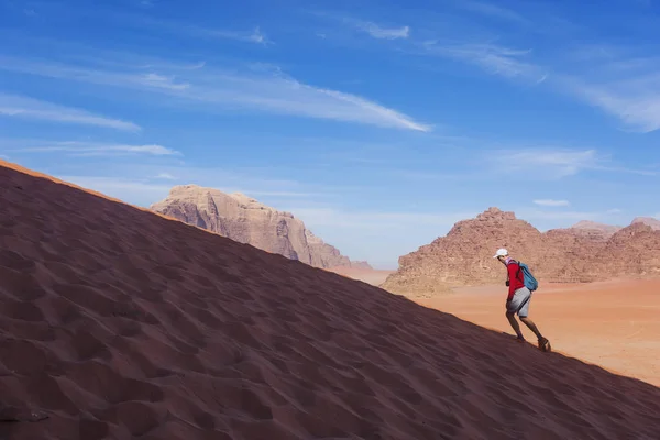 Férfi fut fel a dűne a Wadi Rum desert Jordan — Stock Fotó