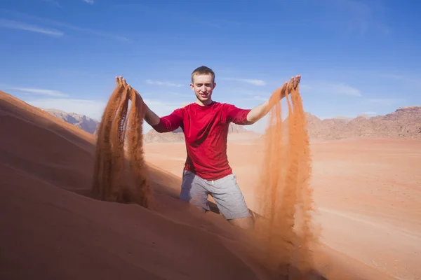 Turystycznych w pustyni Wadi Rum, Jordania — Zdjęcie stockowe