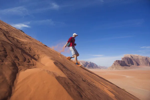 El hombre corre por la duna en el desierto de Wadi Rum, Jordania — Foto de Stock