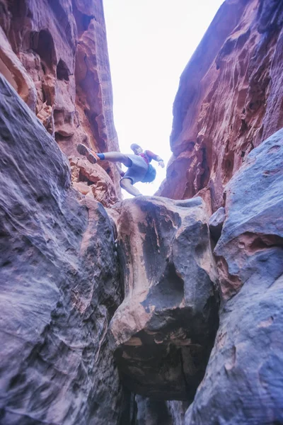 Turista en las rocas, cañón de Khazali. Wadi Rum Desert, Jordania — Foto de Stock