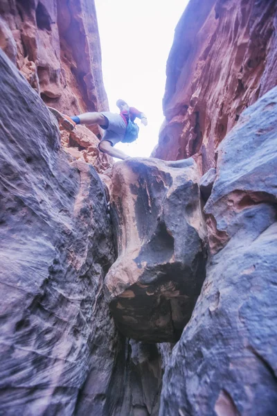 Touristen auf den Felsen, Schlucht von Chazali. Wadi Rum Wüste, Jordanien — Stockfoto