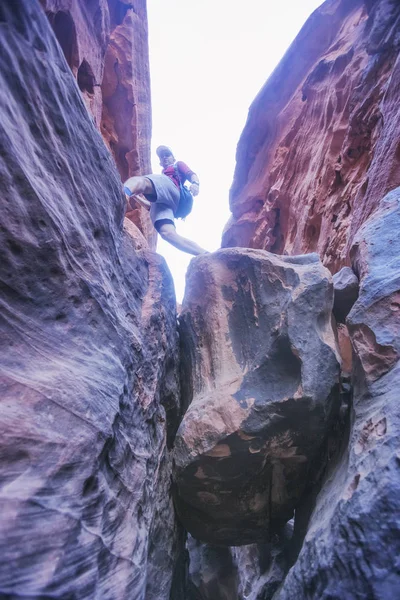 Tourist on the rocks, canyon of Khazali. Wadi Rum Desert, Jordan — Stock Photo, Image