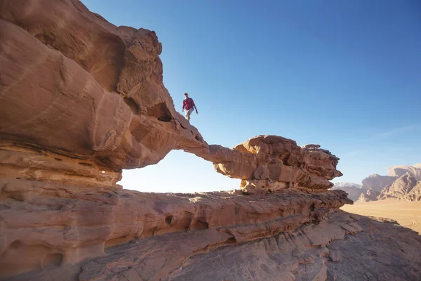 Turista en roca. El desierto de Wadi Ram. Puente de piedra. Jordania paisaje — Foto de Stock