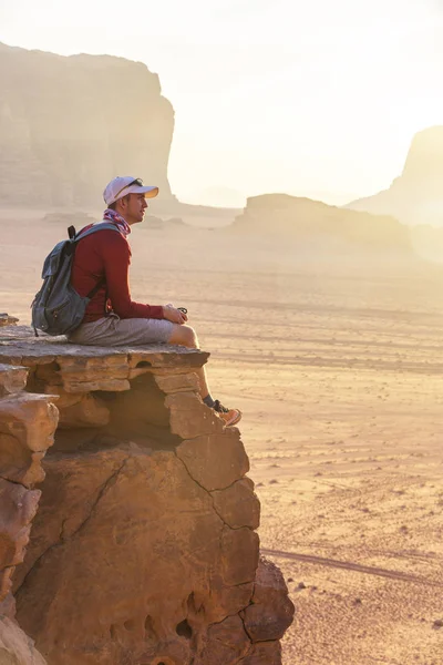 Tourist on rock. Wadi Ram desert. Jordan landscape — Stock Photo, Image