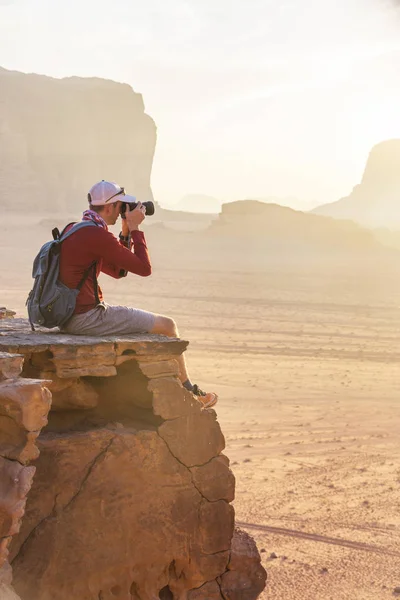 Turista en roca. El desierto de Wadi Ram. Jordania paisaje — Foto de Stock
