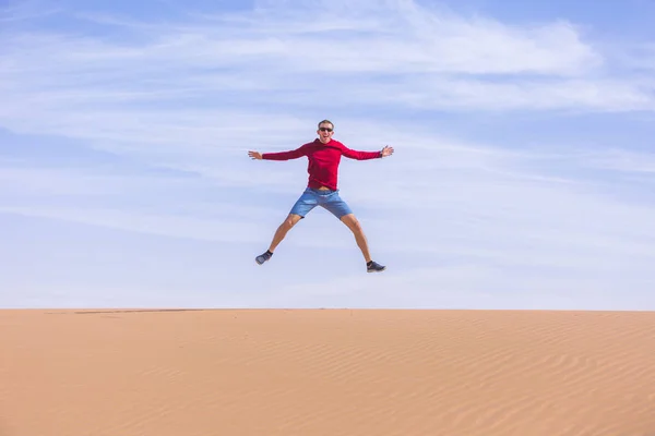 Tourist jumps on dune of Wadi Araba desert, Jordan — Stock Photo, Image