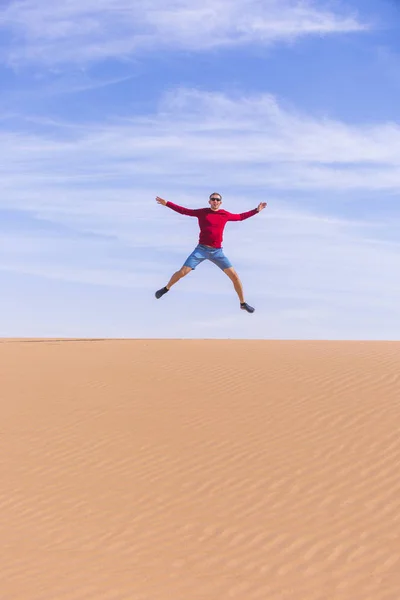 Tourist jumps on dune of Wadi Araba desert, Jordan — Stock Photo, Image