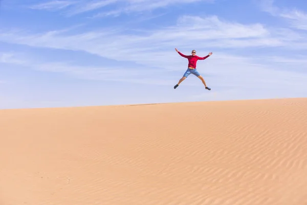 Tourist jumps on dune of Wadi Araba desert, Jordan — Stock Photo, Image