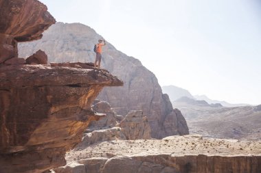 Turist Petra kayaya. Jordan manzara