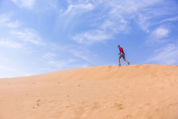 Człowiek podbiega wydmy pustyni Wadi Araba, Jordan — Zdjęcie stockowe