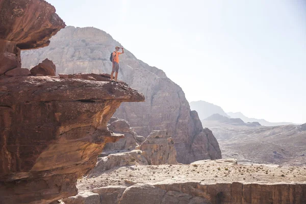 Turista na rocha em Petra. Jordânia paisagem — Fotografia de Stock