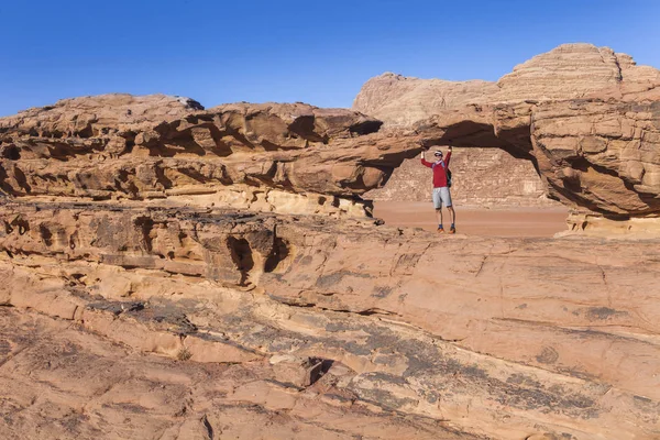 Touriste sur roche. Désert de Wadi Ram. Pont en pierre. Jordanie paysage — Photo