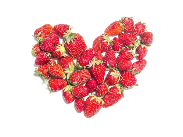 Herz aus Erdbeere auf weißem Hintergrund — Stockfoto