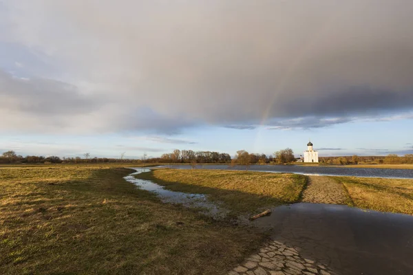 Flooded way to Church of the Intercession on the Nerl. — Stock Photo, Image