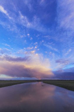 Dere Bogolyubovsky çayır, Vladimir Bölgesi üzerinde üzerinden günbatımı bulut