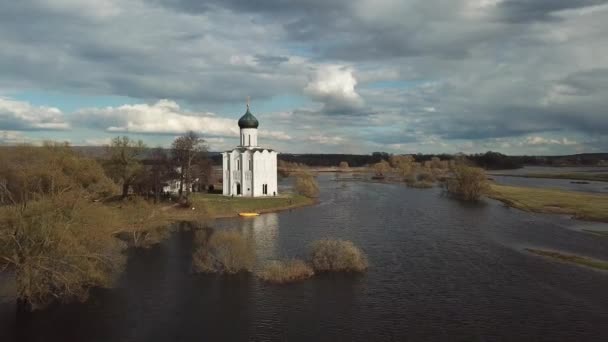 ネルリのとりなしの教会です ウラジミール地域 ロシア 空撮の春の風景 — ストック動画