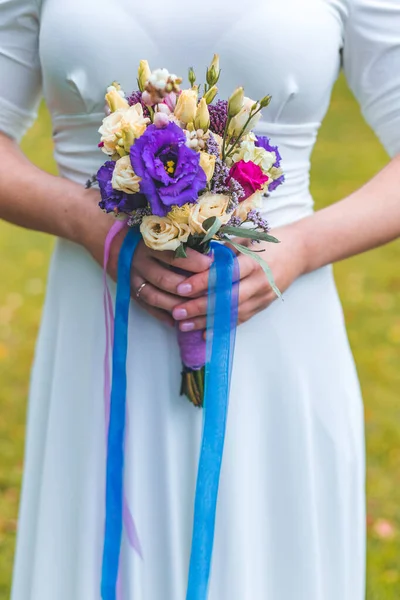 Buquê de casamento nas mãos — Fotografia de Stock