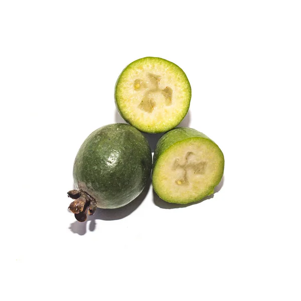 Fruta feijoa verde no fundo branco — Fotografia de Stock